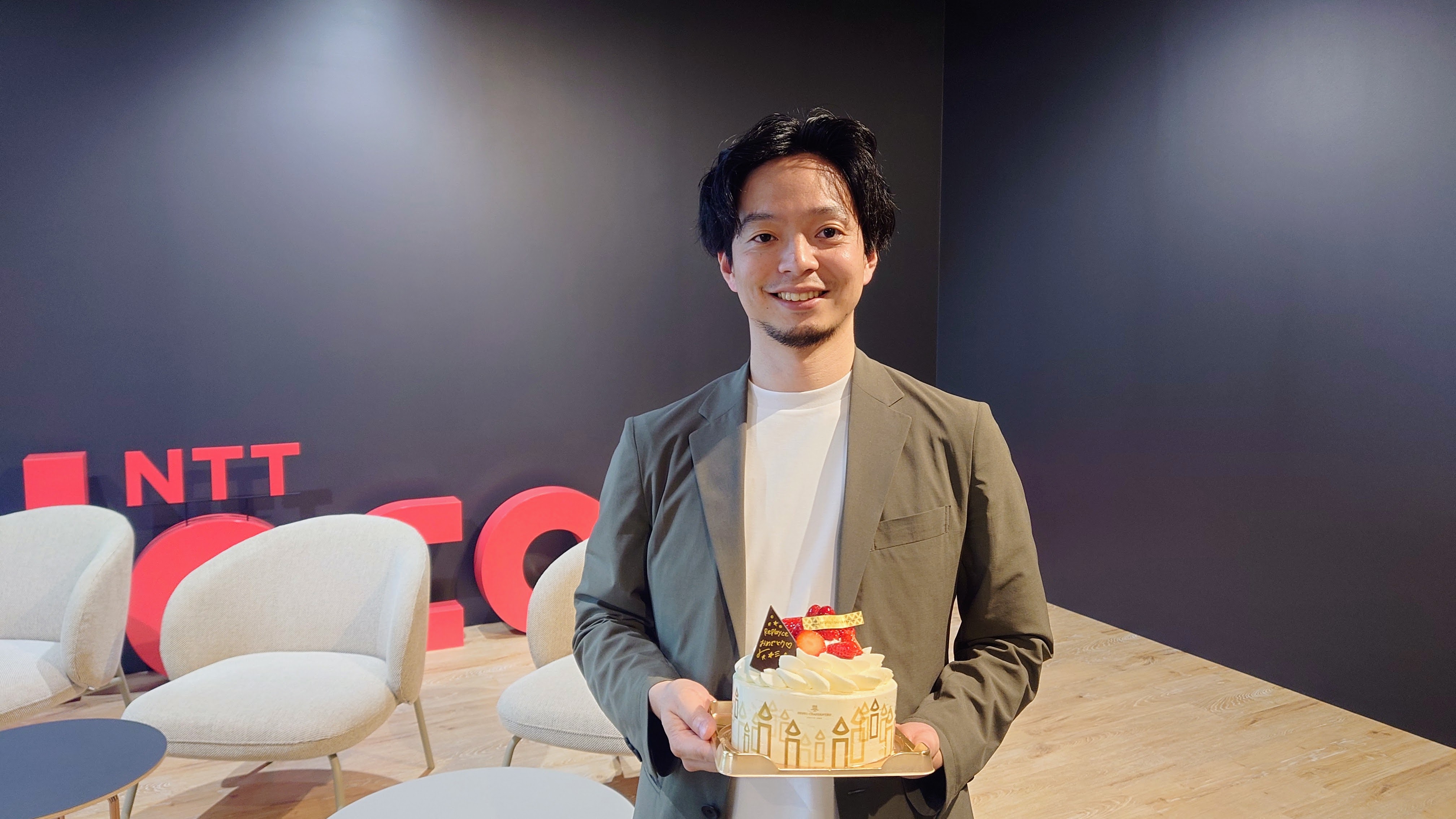 ――代表取締役CEO 山本将裕。会社設立を記念したケーキと一緒に